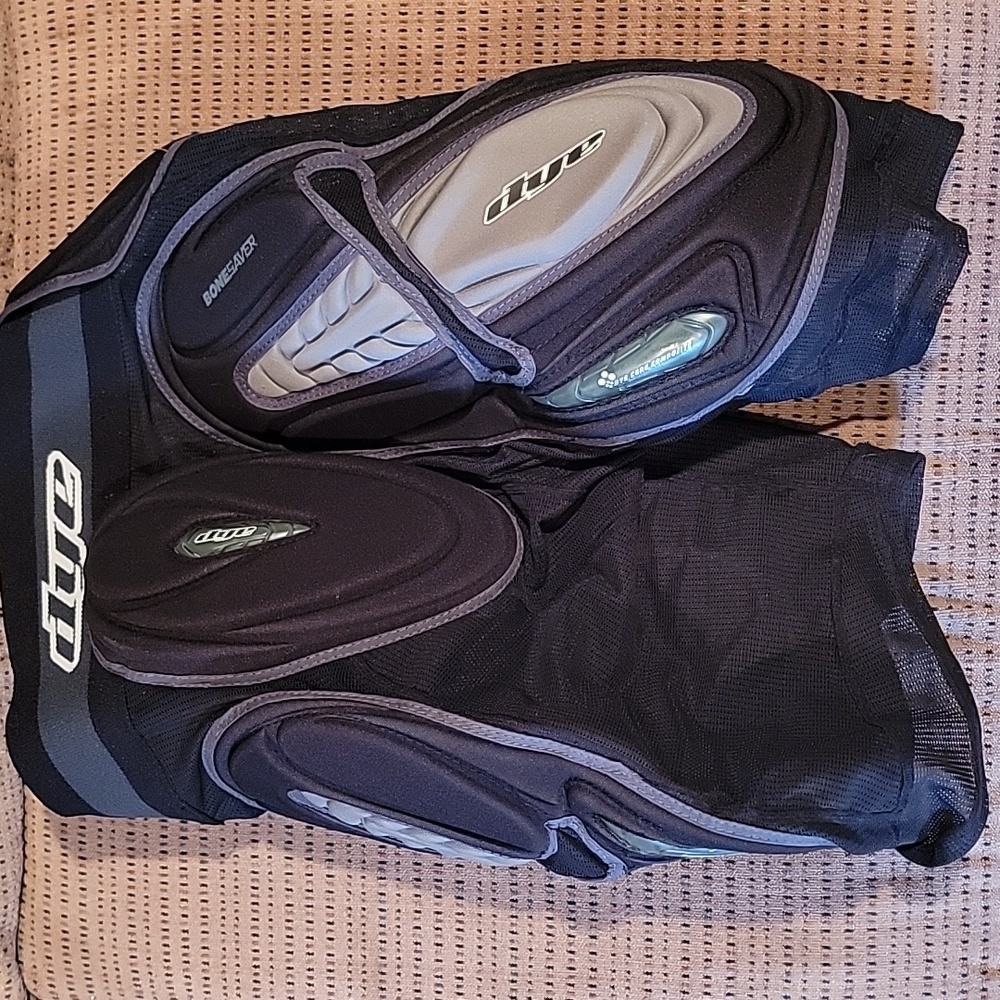 DYE snowboarding pads